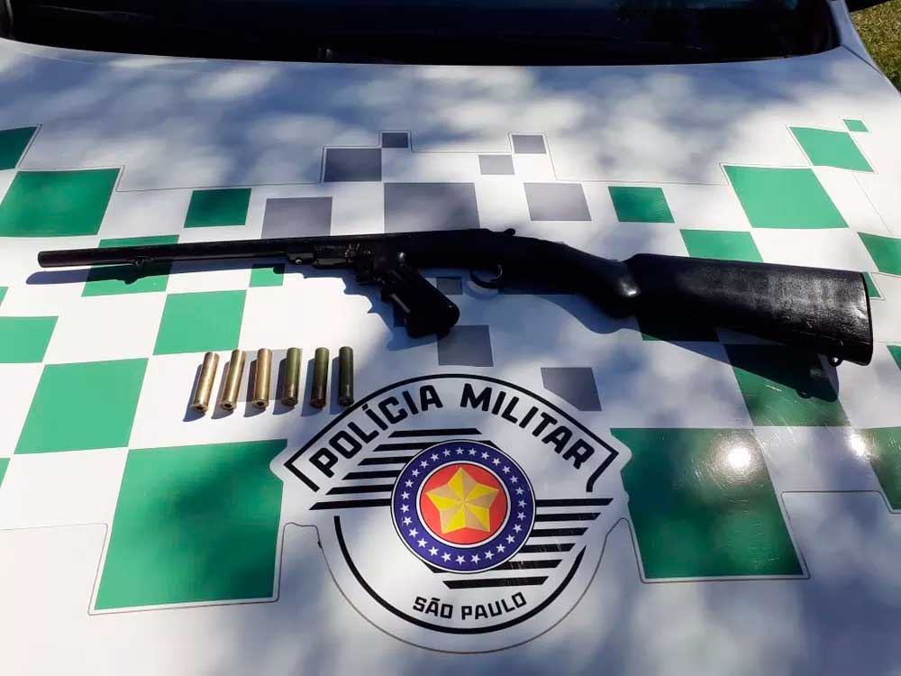 Aves e espingarda foram apreendidas na casa, em Mirante do Paranapanema: Fotos: Polícia Militar Ambiental