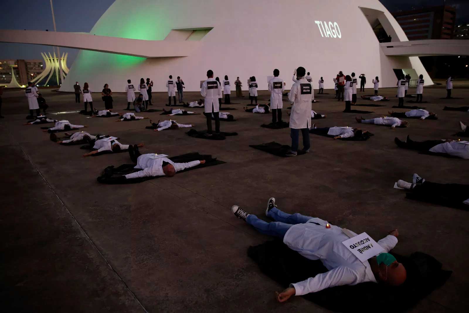 
12 de maio - Profissionais de saúde fazem ato para homenagear colegas mortos pela Covid-19, em Brasília. Nesta terça-feira (12) é celebrado o Dia Internacional da Enfermagem — Foto: Eraldo Peres/AP