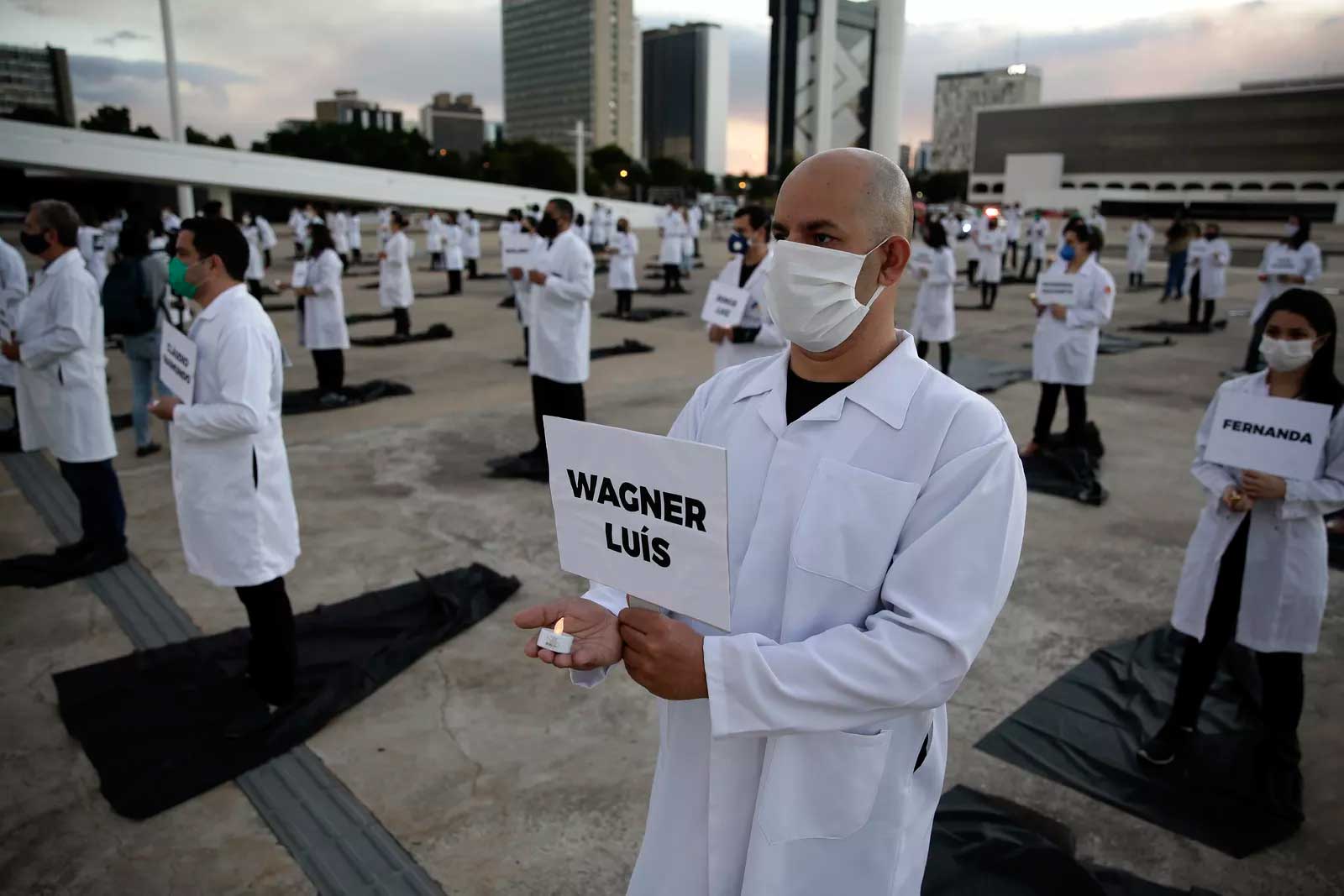 
12 de maio - Profissionais de saúde fazem ato para homenagear colegas mortos pela Covid-19, em Brasília. Nesta terça-feira (12) é celebrado o Dia Internacional da Enfermagem — Foto: Eraldo Peres/AP
