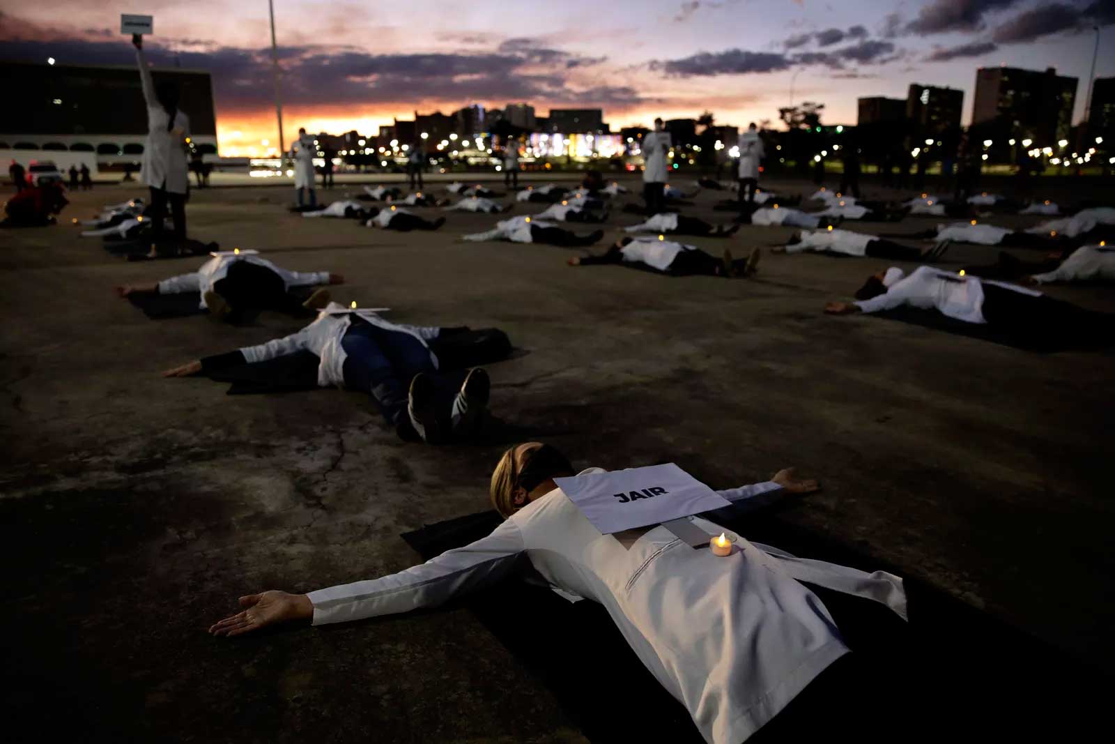 
12 de maio - Profissionais de saúde fazem ato para homenagear colegas mortos pela Covid-19, em Brasília. Nesta terça-feira (12) é celebrado o Dia Internacional da Enfermagem — Foto: Eraldo Peres/AP