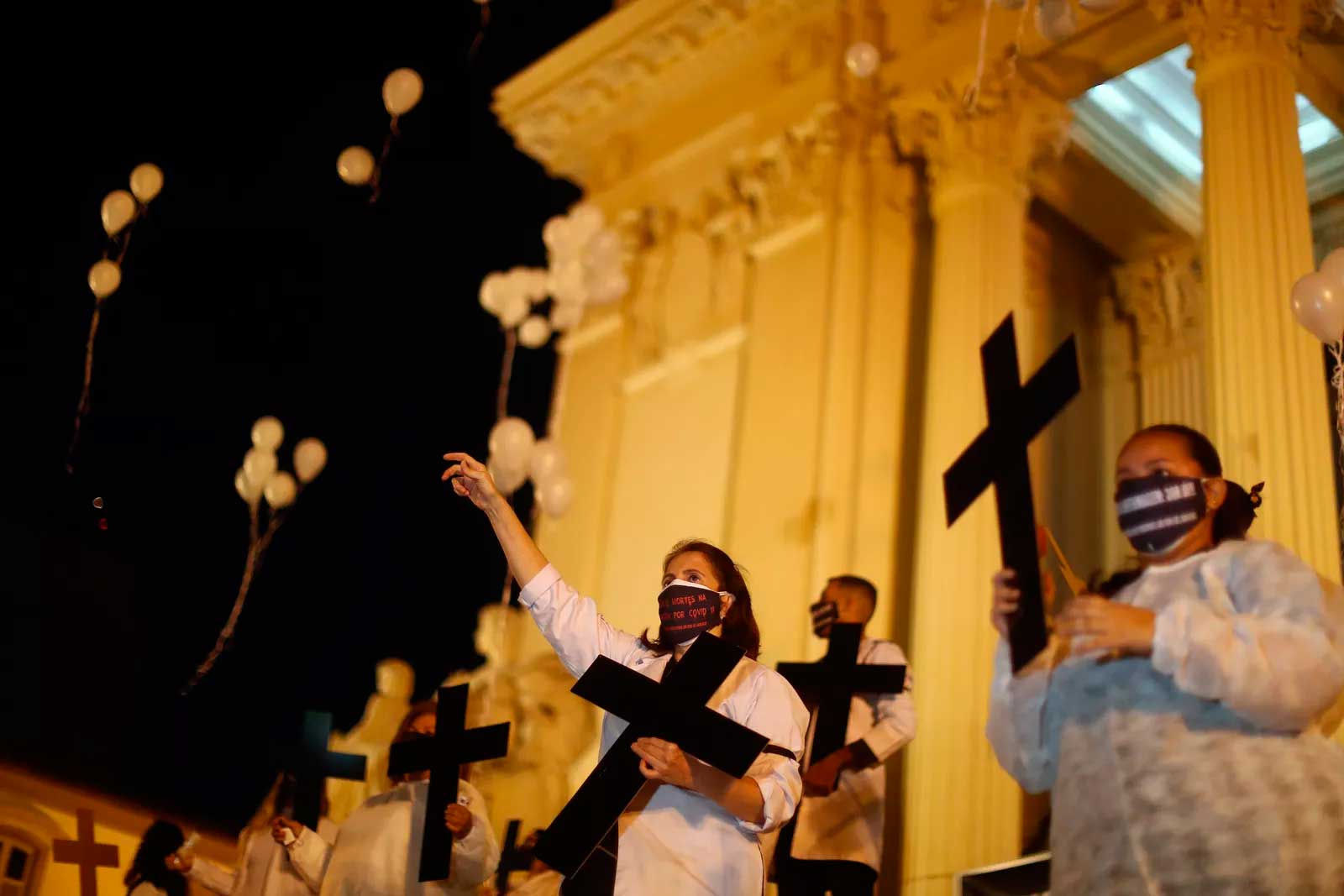 
Profissionais de saúde fazem ato para homenagear colegas mortos pela Covid-19, no Rio de Janeiro. Nesta terça-feira (12) é celebrado Dia Internacional da Enfermagem. Manifestação ocorreu em frente as escadarias da Assembleia Legislativa do Rio de Janeiro — Foto: Pilar Olivares/Reuters