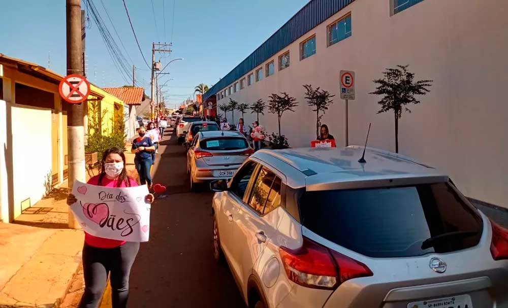Colégio faz homenagem de Dia das Mães com drive-thru e cartazes de carinho em Barra Bonita — Foto: Gilvan Oliveira/Divulgação