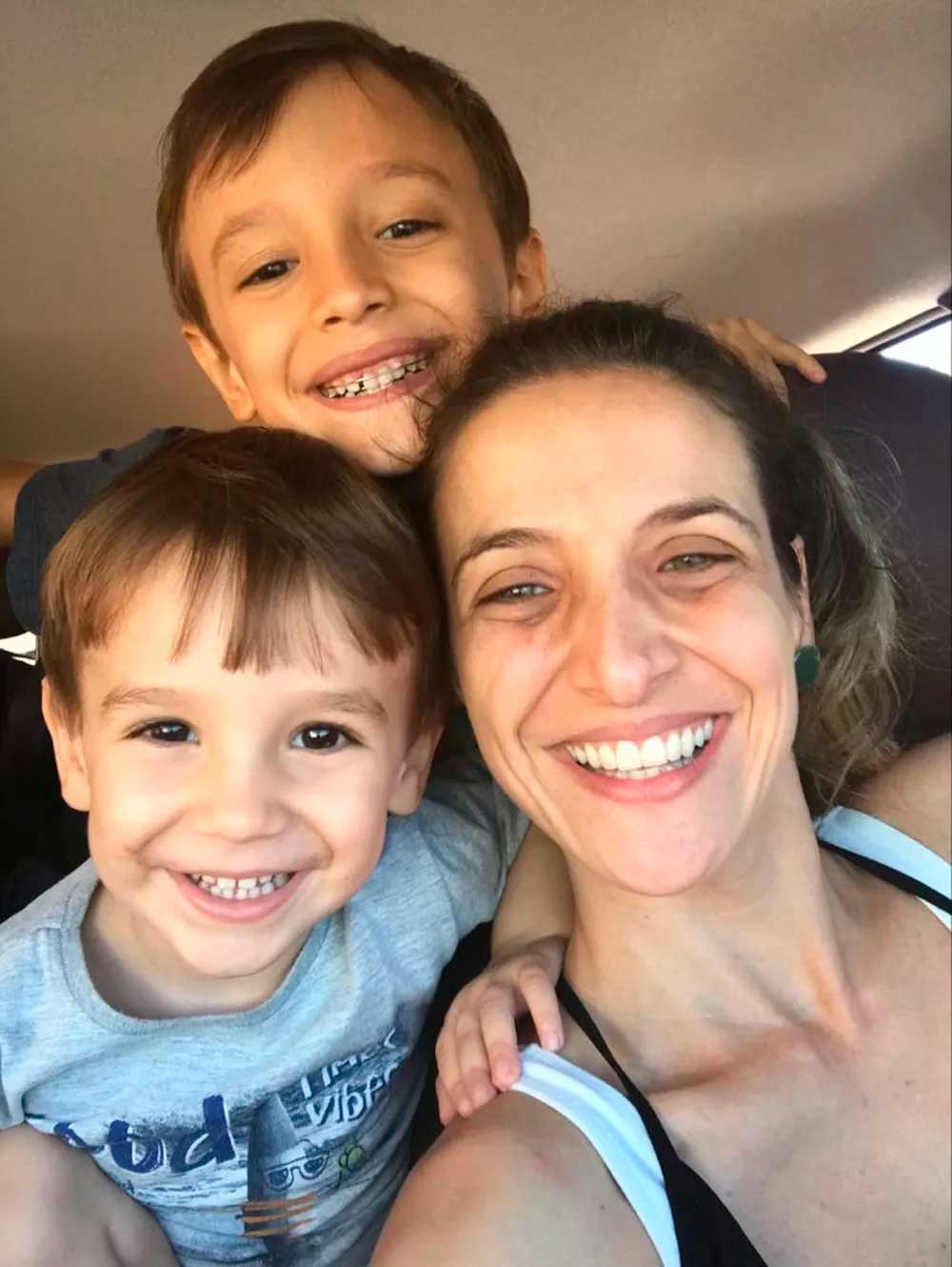 Priscila Picolli Priscila é mãe de um dos alunos da escola e se emocionou com a homenagem em Barra Bonita — Foto: Arquivo pessoal/Priscila Picolli