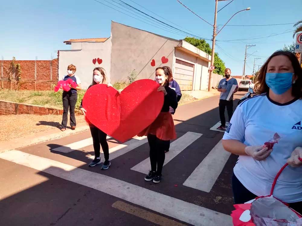 Colégio faz homenagem de Dia das Mães com drive-thru e cartazes de carinho em Barra Bonita