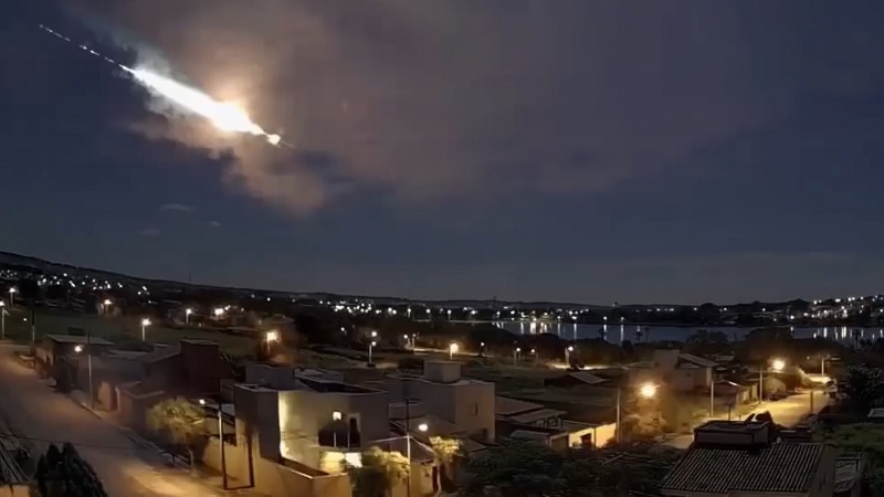 Vídeo: Explosão de meteoro é avistada em cidades de Minas Gerais, São Paulo e Paraná
