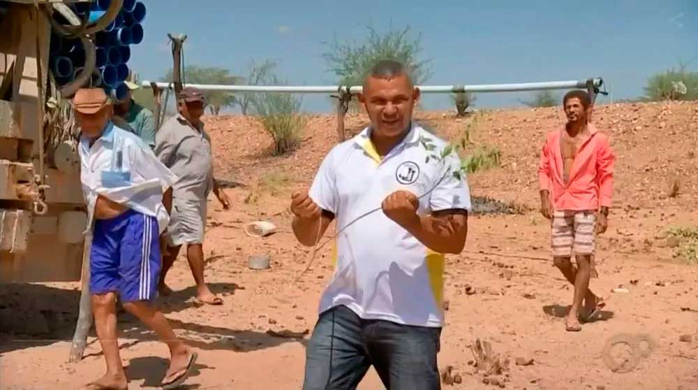 

Maurício Manoel da Silva, gerente da empresa que perfura poços, com sua "tecnologia" para achar água: "Nunca errei onde tem água" — Foto: TV TEM/Reprodução Maurício Manoel da Silva
