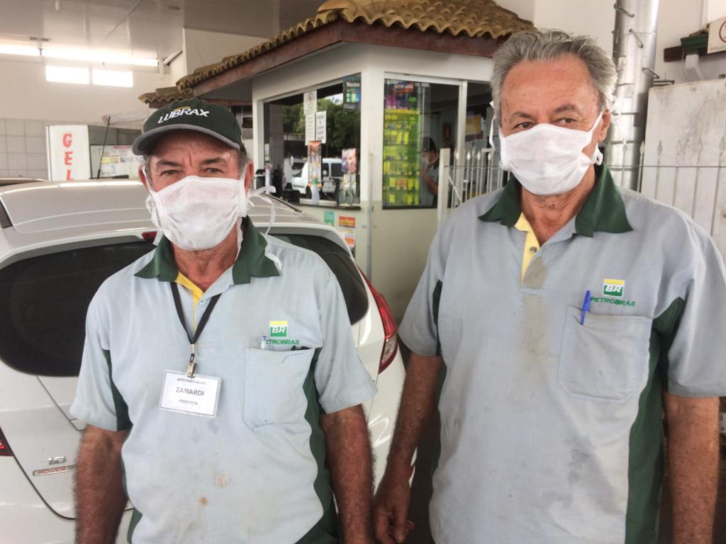 Frentistas de Itápolis usando máscaras no trabalho;"Enquanto não tinha caso a gente ficava mais calmo.Mas agora dá medo porque já tem casos.As pessoas andavam sem religião.Agora aumenta a fé das pessoas.", diz o frentista Zanardi (à esquerda). (Foto: João Reis/Revistanet)