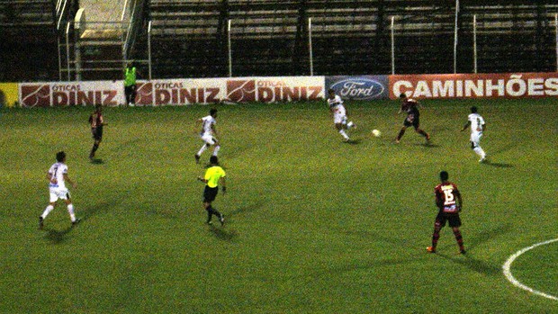 Oeste teve um jogador a mais desde os 30 minutos do 1º tempo (Foto: Fernando Galvão / XV de Piracicaba)