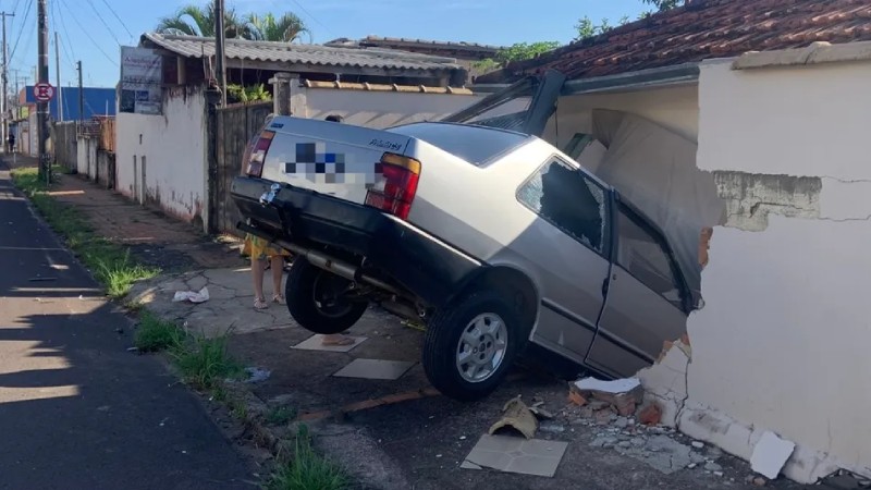 Acidente entre carro e caminhão em São Carlos mata 4 pessoas na SP-318, São Carlos e Araraquara