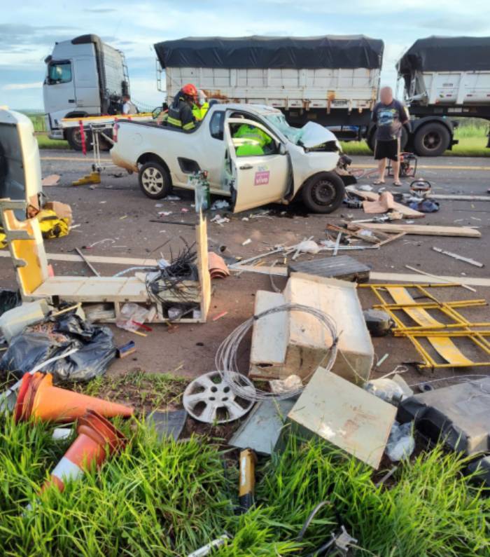 Acidente entre carro e caminhão em São Carlos mata 4 pessoas na SP-318, São Carlos e Araraquara