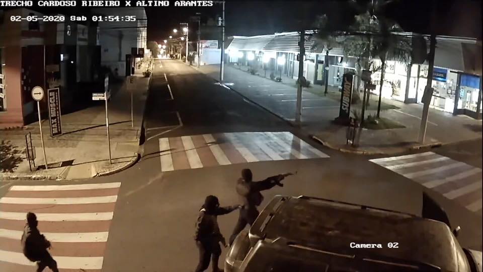 Quadrilha aterroriza a cidade durante roubo de R$ 50 milhões em Ourinhos.Veja vídeo 