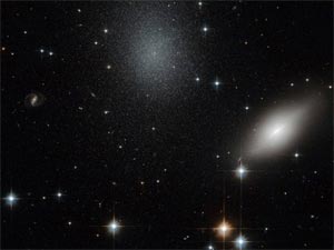 Universo: A matéria escura, que cerca galáxias em todo o Universo, é invisível porque não reflete a luz. Sua presença foi estabelecida pela força gravitacional que exerce sobre planetas e estrelas.