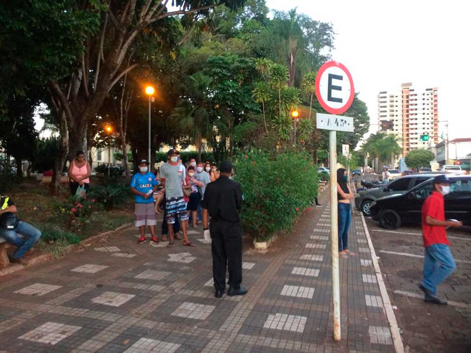 Em Itápolis filas também são grandes para confirmação do Auxílio Emergencial Covid-19