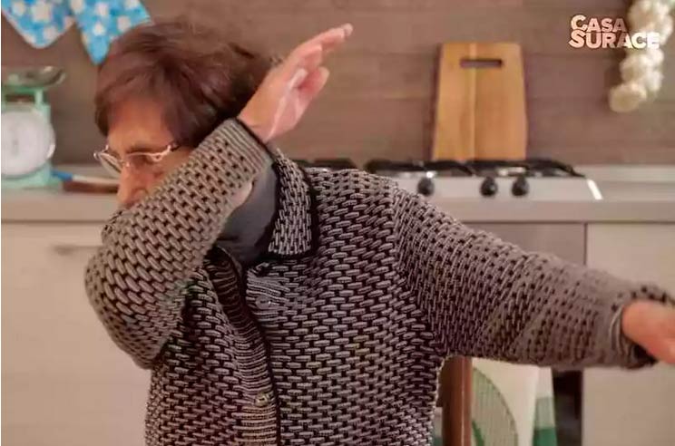 Idosa italiana faz sucesso com vídeo de dicas contra o coronavírus